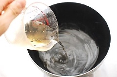 Sau khi để lạnh hoặc hơi ấm thì đổ thêm 30ml rượu vang trắng vào.