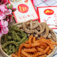 Khi nước gần cạn hết, bạn vặn lửa nhỏ sên mứt đến khi mứt khô đường kết tinh bám quanh miếng mứt là được. Trút ra rổ rây bớt đường thừa. Để nguội rồi bảo quản trong hũ kín để không khí không thể vào, tránh mứt bị mềm mất ngon. Làm tương tự với những vị còn lại và bạn sẽ có ngay một dĩa mứt dừa thơm ngon với 3 hương vị để thiết đãi khách.