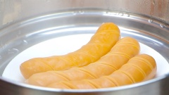 Cách chế biến xúc xích bằng phương pháp hấp: chuẩn bị nồi hấp, đợi nước sôi bạn cho xúc xích vào hấp từ 2 đến 3 phút. Phương pháp hấp làm xúc xích chín đều từ bên trong mà vẫn sự được sự ngon miệng và độ mọng nước của xúc xích.