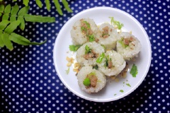 Dùng dao cắt xôi thành miếng vừa ăn là xong. Khi ăn bạn có thể chấm xôi với muối đậu phộng.
