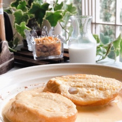 Bánh mì cắt thành những lát dày 1.5-2cm, đặt vào trong dĩa trứng sữa, ngâm khoảng 20 giây thì trở mặt để bánh mì hút được trứng sữa đều cả 2 mặt. Tùy vào độ khô của bánh mì hoặc độ mềm của bánh bạn mong muốn mà để cho bánh mì hút sữa nhiều hay ít.