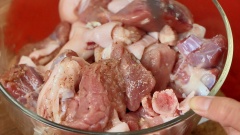 Chân giò mua về rửa sạch, chặt thành từng khoanh tròn. Sau đó ướp 700gr chân giò với 15gr hành tím, 1 muỗng canh hạt nêm, 1/2 muỗng canh tiêu và 1 muỗng canh nước mắm. Để chân giò ngấm gia vị trong khoảng 30 phút.
