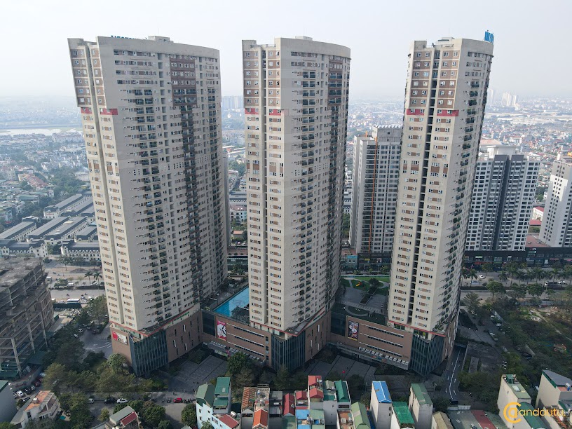 <p>Victoria Văn Ph&uacute; gồm c&oacute; 1.290 căn hộ được thiết kế với đa dạng c&aacute;c loại diện t&iacute;ch từ 56m2 - 135m2 chia th&agrave;nh c&aacute;c loại căn hộ từ 2 - 3 ph&ograve;ng ngủ. Với diện t&iacute;ch đa dạng, kh&aacute;ch h&agrave;ng c&oacute; thể thoải m&aacute;i lựa chọn căn hộ sao cho ph&ugrave; với khả năng t&agrave;i ch&iacute;nh v&agrave; nhu cầu sử dụng của gia đ&igrave;nh m&igrave;nh.</p>
<p>Dự &aacute;n sử dụng hệ thống thang m&aacute;y tốc độ cao tốc được thiết kế phục vụ cho từng local theo trục đứng. Gồm 19 thang m&aacute;y d&agrave;nh cho khu nh&agrave; ở, 7 thang m&aacute;y v&agrave; 6 thang cuốn d&agrave;nh ri&ecirc;ng cho khu thương mại.</p>