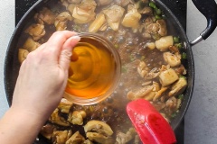 Tiếp đó cho 2 muỗng canh sốt Hoisin vào chảo thịt gà và đảo đều, thêm nước nóng rồi cho 6 muỗng mật ong vào khuấy đều lên. Cuối cùng cho bông cải vào xào đến khi chín mềm, thấm gia vị là được nha.