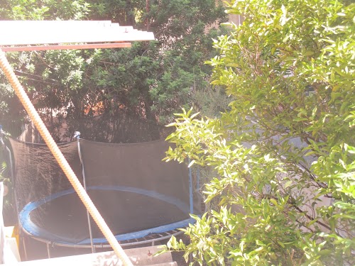 חצר עם טרמפולינה