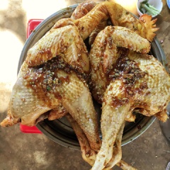 Ướp gà: Thoa 1 lớp nước cốt chanh mỏng ở ngoài da gà, sau đó là một ít màu điều, cuối cùng là hỗn hợp muối ớt đã trộn bên trên cũng thoa đều. Phần nước ướp thì xoa đều bên trong bụng gà. Ướp gà trong vòng 1 tiếng.