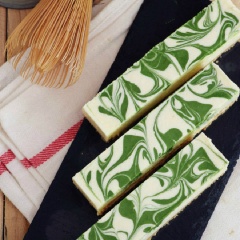 Món bánh cheesecake này có đặc thù là dễ chảy ở nhiệt độ phòng nên bạn nhớ luôn bảo quản bánh trong ngăn mát tủ lạnh, khi ăn mới cắt bánh ra thưởng thức nhé!