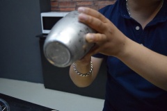 Đậy kín nắp ly shaker, dùng tay lắc đều để tất cả các nguyên liệu hòa quyện vào nhau rồi đổ hỗn hợp Mojito classic ra ly như thế này nè.