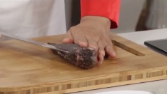Cá rô làm sạch vảy, bỏ ruột, rửa sạch. Dùng dao khứ 2 đường sâu trên lưng cá.