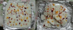 Đặt khay đựng sữa chua phủ trái cây vào ngăn đá tủ lạnh khoảng 2 tiếng cho sữa chua đông thành bánh. Sau 2 tiếng, lấy khay sữa chua ra, bẻ thành nhiều miếng nhỏ và thưởng thức vị chua ngọt ngọt nhưng vẫn thanh mát của loại bánh này.