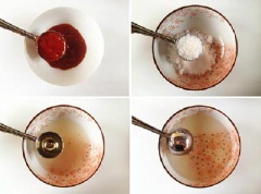 Múc sốt cà chua ra bát con. Hòa đường với giấm cùng 2 thìa canh nước lọc.