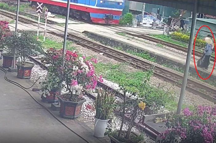 Công nhân đường sắt cứu cụ bà thoát nạn trong gang tấc - Báo Tin Tức TTXVN