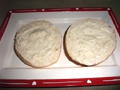 Phết mayonaise đều lên mặt 2 miếng bánh. Sau đó phết một lớp sốt cà chua lên trên  
