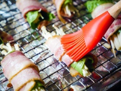 Mở lò nướng trước 10 phút ở 200 độ C. Nấm kim châm cắt gốc, rửa sạch, cắt khúc ngắn. Cải bó xôi rửa sạch. Đặt miếng thịt ba chỉ mỏng lên thớt, cho nấm, cải bó xôi vào và cuộn tròn lại, làm cho đến hết nguyên liệu. Cho thịt cuộn lên khay và để vào lò nướng 8 - 10 phút sau đó lấy ra phết một lớp nước tương lên và cho vào nướng tiếp 10 phút rồi phết thêm một lớp nữa, nướng tiếp 5 phút là xong nha.
