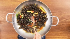 Xào ốc: Bắc chảo lớn lên bếp, cho 2 muỗng canh dầu màu điều vào phi thơm cùng 30gr sả cắt khoanh và 1/2 lượng ớt xắt còn lại. Múc phần ốc đã ướp cho vào nồi đảo nhanh tay với lửa lớn khoảng 1- 2 phút. Khi mùi thơm ngào ngạt tỏa ra, cho 200ml nước dừa và 1 muỗng canh mắm ruốc vào chảo, xóc đều rồi nấu ốc cho thấm gia vị. Khi nấu ốc đậy vung nồi và hạn chế mở nắp để giữ được mùi thơm. Nấu khoảng 15 phút là món ốc xào của chúng ta đã hoàn tất.