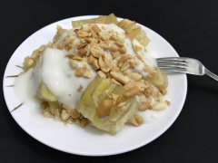 Đợi bánh chuối thạt nguội rồi cắt nhỏ vừa ăn, dội lên trên nước cốt dừa vừa đun, rắc thêm ít đậu phộng rang giã nhỏ là có thể dùng.
