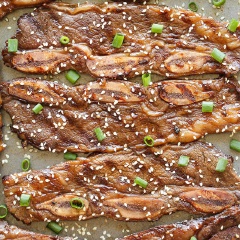Thịt bò dùng để nướng ngon nhất là những phần nằm ở nạc mông, thăn sườn, nạc vai, bắp đùi. Nếu có thời gian, hãy ướp thịt rồi để qua đêm trong ngăn mát mát tủ lạnh trước khi nướng, thịt sẽ thấm vị và ngon hơn.