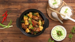 Vậy là bạn đã hoàn thành xong món sườn kho thơm đậm đà mùi vị rồi đấy. Sườn kho có hương vị thơm ngon, nước dùng sền sệt để chan với cơm sẽ hao cơm hơn rất nhiều. Khi kho, thịt sườn có màu sắc hấp dẫn, món sườn kho khóm có vị mặn ngọt xen kẽ vị chua rất vừa ăn. Cùng Cooky vào bếp và thực hiện món sườn kho hấp dẫn này ngay thôi!