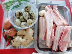 Trứng cút luộc chín, ngâm nước lạnh rồi bóc vỏ. Thịt heo rửa sạch, chần sơ qua nước sôi. Sau đó xả qua nước lạnh cắt bỏ phần da rồi thái miếng vừa ăn.