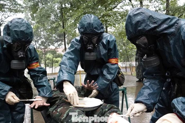 Hàng trăm học viên quân y dầm mưa cấp cứu thương binh trong tình huống khốc liệt - Báo Tiền Phong