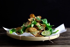 Bày snack ra dĩa kèm theo vào lát chanh và thưởng thức. Salad snack khoai tây chiên ăn kèm với húng quế, bạc hà và ngò thơm lừng, giòn rụm, nóng hổi kèm nước sốt ngon ngon sẽ là món ăn vặt tuyệt vời cho bạn đấy. Nào chúng ta cùng thử làm nhé.