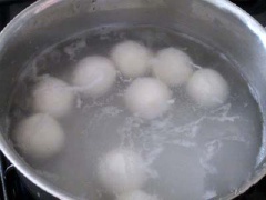 Nấu sôi nước trong nồi. Cho các viên trôi nước vào, luộc đến khi thấy viên trôi nước nổi lên là chín. Xả qua các viên trôi nước với nước lạnh để không bị dính.