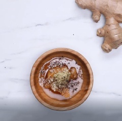 Rửa sạch phi lê cá hồi bằng muối để giúp làm giảm độ tanh của cá. Cắt cá hồi thành 4 miếng vừa ăn. Cắt bỏ gốc cải thìa, tách riêng từng lá, rửa sạch và để ráo nước, cắt khúc. Lột vỏ tỏi, băm nhuyễn. Làm sốt ướp: cho 2 muỗng tương miso, 1 muỗng mật ong, 1 muỗng nước tương, tỏi băm vào chén, khuấy đều lên.