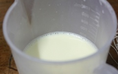 Chế 500ml sữa đậu nành vào nồi. Bắc lên bếp, đun trên lửa vừa đến khi sữa ấm, bóc khói thì tắt bếp.