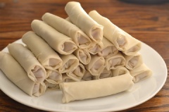 Bắc chảo lên bếp, thêm dầu ăn vào đợi dầu nóng rồi chiên chả giò. Chiên chả giò ở nhiệt độ khoảng 162°C cho đến khi chả giò chín và chuyển màu vàng đẹp. Mỗi mẻ chả giò sẽ rán trong khoảng 12-16 phút.