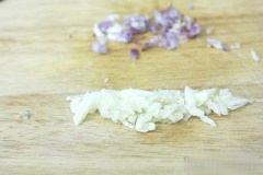 Hành tím, tỏi bóc vỏ, băm nhỏ. Hành lá rửa sạch, cắt nhỏ.