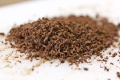 Dâu tây rửa sạch, thái miếng. Chocolate đen bào vụn.