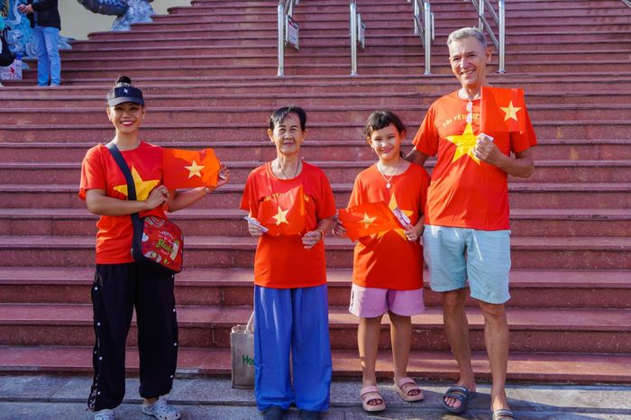 Khách quốc tế diện áo cờ đỏ sao vàng check-in tại khu vui chơi dịp lễ 30-4 - Báo Pháp Luật TP.HCM