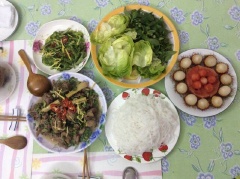Cho dưa leo ra đĩa, rưới đều hỗn hợp nước mắm lên trên, trộn đều là có thể dùng ngay!