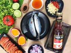 Cá hấp mua về rửa sạch với nước nóng rồi để ráo nước, chanh dây lọc lấy nước cốt, cà chua thái miếng mỏng, tỏi - ớt - hành tím băm nhuyễn, bông thiên lý rửa sạch với nước muối.