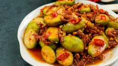 Món cóc trộn khô bò đều có vị cay chua ngọt và thơm mùi ớt, chỉ nghe tên thôi đã thấy thèm. Hãy thực hiện theo công thức Cooky cách làm từ cóc để có được món cóc trộn ngon giòn hấp dẫn nào.