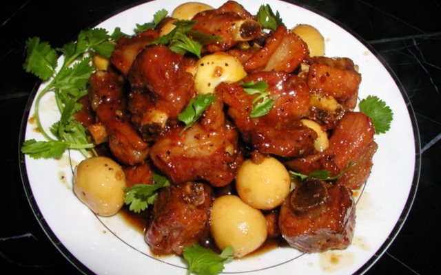 Sườn Non Kho Trứng Cút