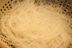 Miến ngâm nước cho nở mềm, vớt ra, để ráo. Nấm mèo ngâm nước ấm, cắt bỏ gốc, cắt nhỏ.