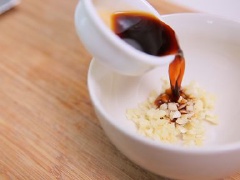 Cho nước tương, tỏi, dầu mè, sa tế, đường vào, trộn đều lên. Xếp dưa chuột ở dưới, sau đó tới thịt luộc ở trên rồi rưới nước sốt lên trên, cuối cùng rắc vừng rang lên là được.