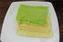 Cách làm bánh crepe đơn giản: Lấy âu bột ra khỏi tủ lạnh. Quấy đều. Chia đều lượng bột ra 2 tô rồi pha thêm chiết xuất lá dứa vào 1 tô, còn 1 tô giữ nguyên. Làm nóng chảo chống dính trên lửa nhỏ. Cho bơ vào chảo, đợi bơ chảy hết rồi dùng giấy lau gần sạch hết bơ, chỉ để lại một lớp rất mỏng. Quấy đều bột rồi múc một muỗng đổ vào chảo, nghiêng chảo để bột chảy dàn đều. Rán trên lửa nhỏ trong khoảng 1 – 1.5 phút. Ta sẽ thấy mặt bánh từ từ se dần lại. Khi mặt bánh khô và se, rìa bánh róc khỏi chảo dễ dàng thì lấy bánh ra ngoài.
