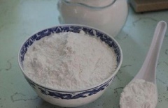 Lấy khoảng 100ml nước hòa tan với bột năng và bột gạo.