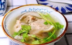 Tắt bếp, múc canh ra ngoài trang trí ngò rí và thưởng thức.