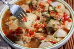 Món thịt gà chưng khoai sọ với cách chế biến đơn giản, không chút cầu kỳ. Được hấp thay vì chiên nên hoàn toàn hạn chế được những dầu mỡ có hại cho sức khỏe. Món ăn bùi bùi, béo béo này rất thích hợp cho những bữa cơm chiều của gia đình đấy!