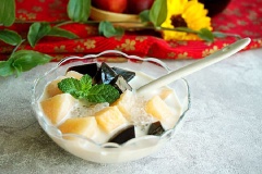 Khi ăn, cho sương sáo, dưa lưới vào chén, thêm bột báng, sữa tươi, mật ong, thêm đá và vài lá bạc hà lên trên là xong rồi chỉ còn thường thức thôi.