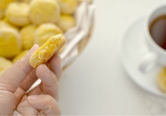 Lấy bánh ra khỏi lò, để bánh trên khay khoảng 5 phút rồi để bánh nguội hoàn toàn trên rack. Nên bảo quản bánh trong hộp kín. Bánh quy sữa nhân thơm với những chiếc bánh nướng nhỏ xinh xắn, vỏ bánh giòn tan, thơm phức bao lấy nhân trái thơm chua chua, ngọt ngọt hấp dẫn, nhâm nhi cùng trà nóng cực tuyệt.