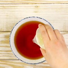 Pha nước chấm: Cho 100ml nước nóng, 50gr đường vào tô, khuấy tan đường, cho tiếp 100ml nước mắm, 3 muỗng canh nước cốt chanh, 2 muỗng canh tỏi băm và 2 muỗng canh ớt băm, khuấy đều là hoàn thành.