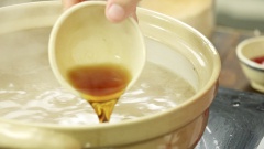 Lần lượt nêm vào nồi nước 3 muỗng canh nước mắm, 2 muỗng tương cà, 2 muỗng tương ớt, 2 muỗng canh đường.