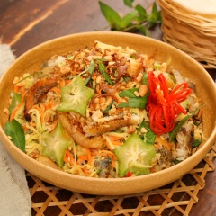 Khô cá lóc có vị mằn mặn nhưng mềm thơm, kết hợp với vị chua của xoài và khế, tất cả thấm đượm phần nước sốt đậm đà thêm chút bùi bùi của đậu phộng, thơm thơm củ rau mùi, ăn kèm với bánh phồng tôm giòn rôm rốp, làm cho bữa cơm gia đình thêm màu sắc và ngon miệng hơn.