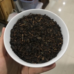 Trong thời gian chờ đậu chín mềm, bạn cho 100gr trà đen vào một nồi vừa sau đó cho 1 lít nước sôi vào hãm trà 15 phút với lửa nhỏ rồi vớt bã ra để trà nguội từ từ.