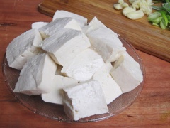 Đậu hũ non rửa qua nước, để ráo, cắt miếng vừa ăn. Kim chi vắt bớt nước, cắt miếng vừa ăn. Giữ lại phần nước kim chi.