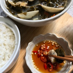 Cho canh ra tô và thưởng thức. Canh nghêu lá giang có thể ăn không hoặc ăn với cơm đều được, khi ăn nên chấm với nước mắm ớt cắt sẽ giúp món ăn đậm vị hơn. Một bát canh nghêu lá giang sẽ giúp bạn bồi bổ sức khỏe cơ thể. Ngoài ra, đây là món ăn thanh mát nhất trong những ngày nắng nóng của mùa hè, không thể thiếu được trong mỗi bữa cơm của các gia đình. Thực hiện ngay công thức canh nghêu lá giang cực kỳ đơn giản trên đây nhé!